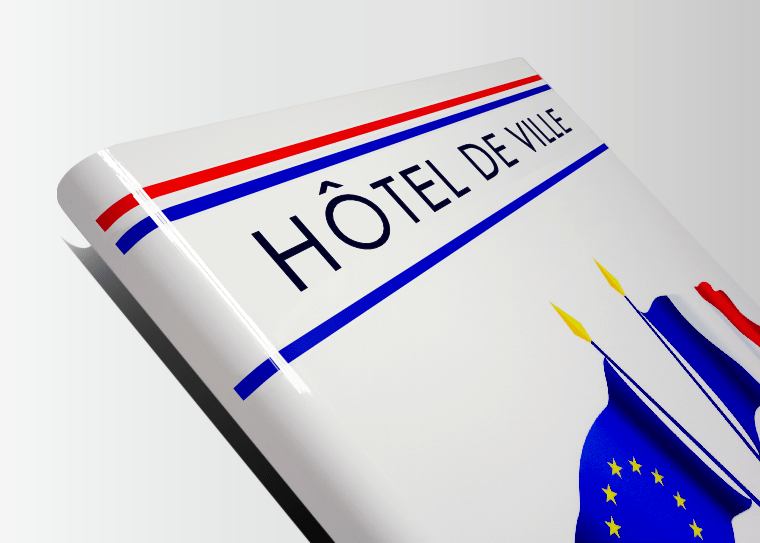 Pavoisement des hotels de ville et devise republique